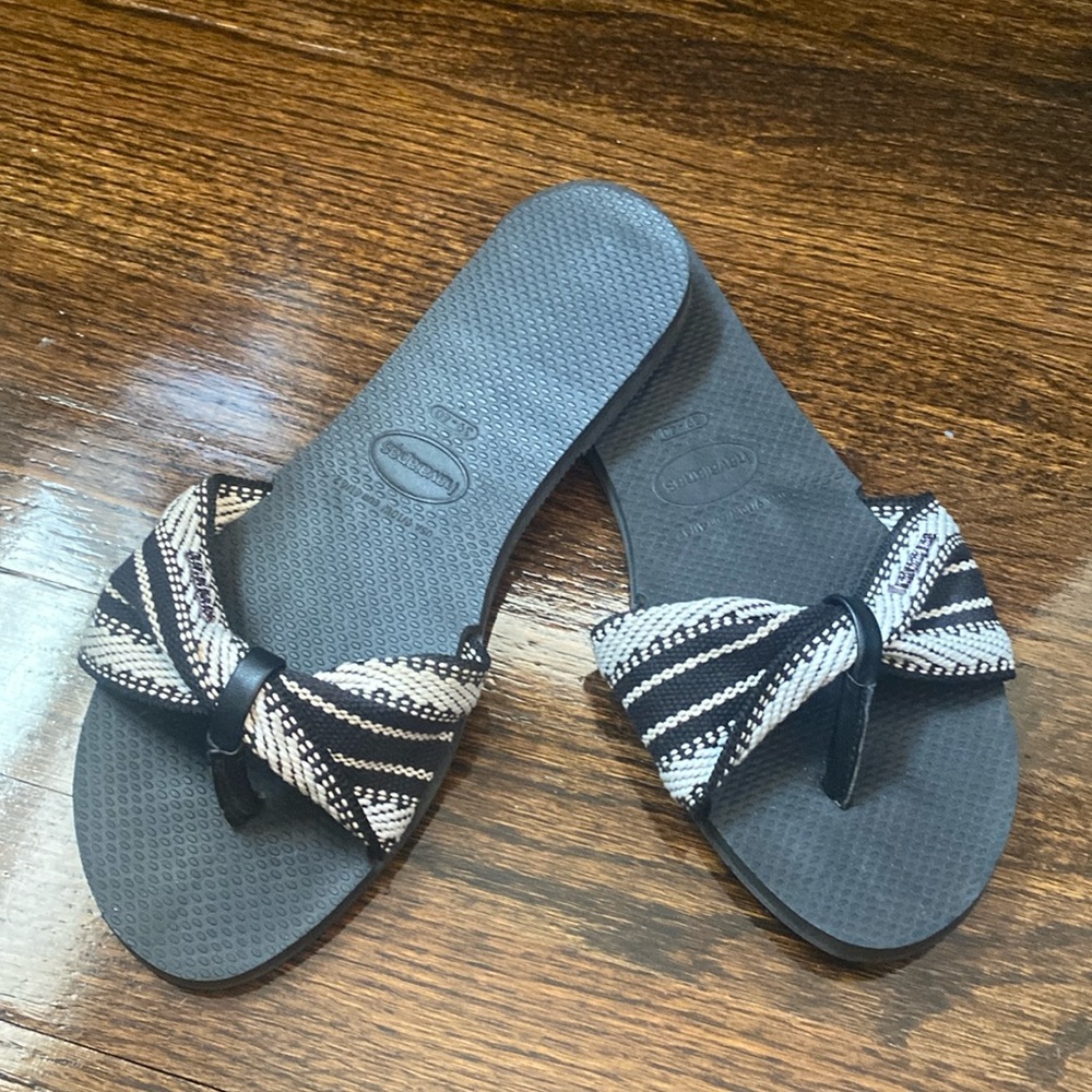 Havianas beach sandal, size 9-10